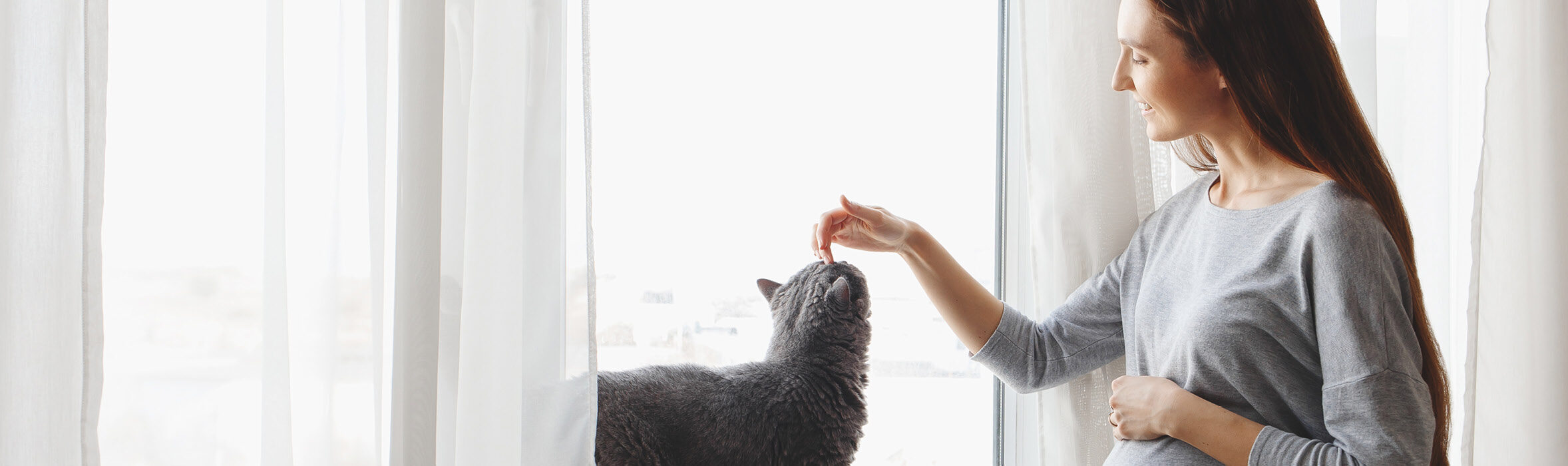 Zwangere vrouw en vieze kattenbak